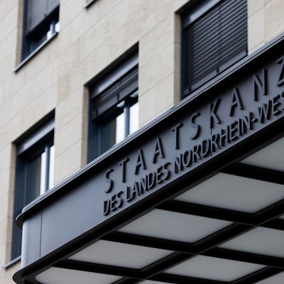 10.04.2025, Nordrhein-Westfalen, Düsseldorf: Der neue Eingang der Staatskanzlei des Landes Nordrhein-Westfalen