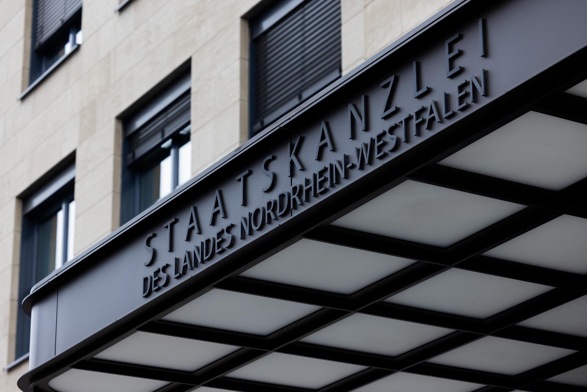 10.04.2025, Nordrhein-Westfalen, Düsseldorf: Der neue Eingang der Staatskanzlei des Landes Nordrhein-Westfalen