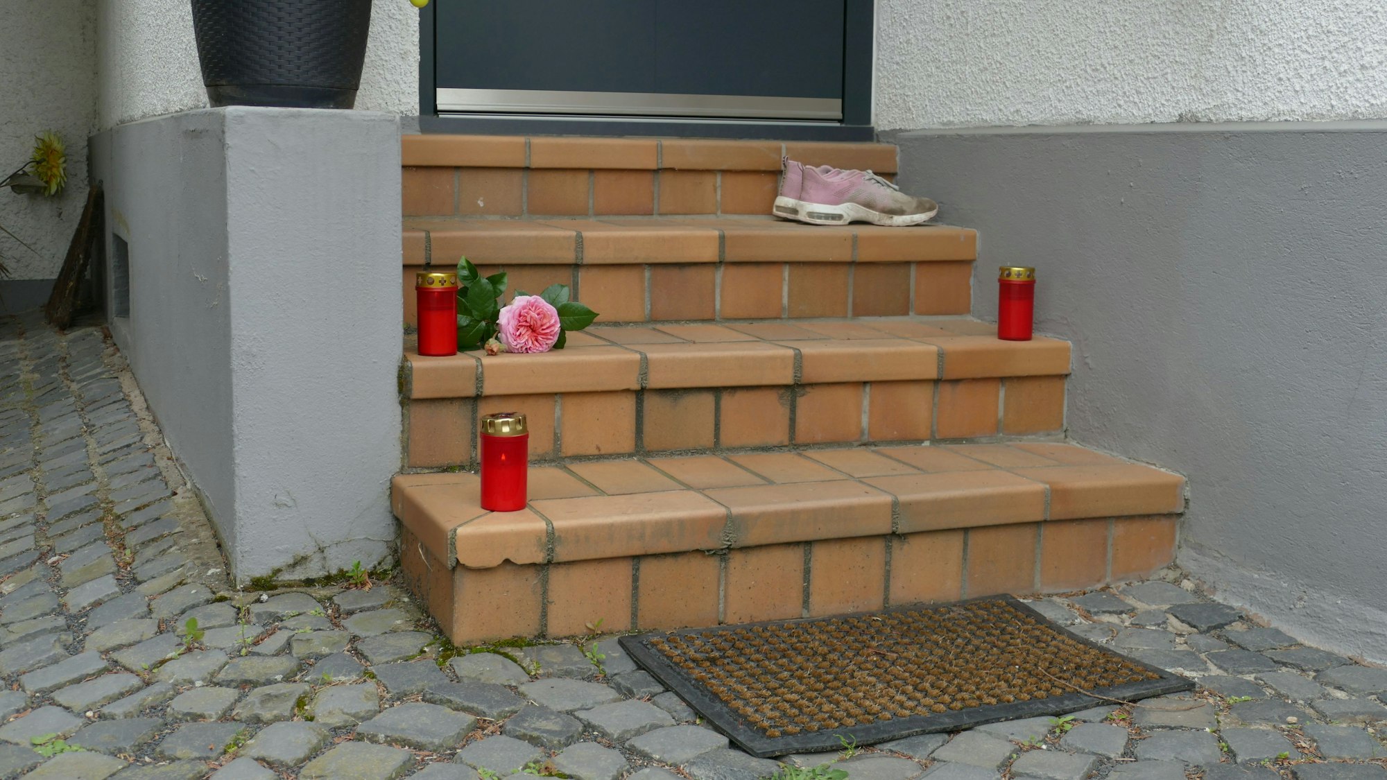 Kerzen standen nach dem tödlichen Angriff auf die 30-Jährige vor ihrer Haustür. (Archivbild)
