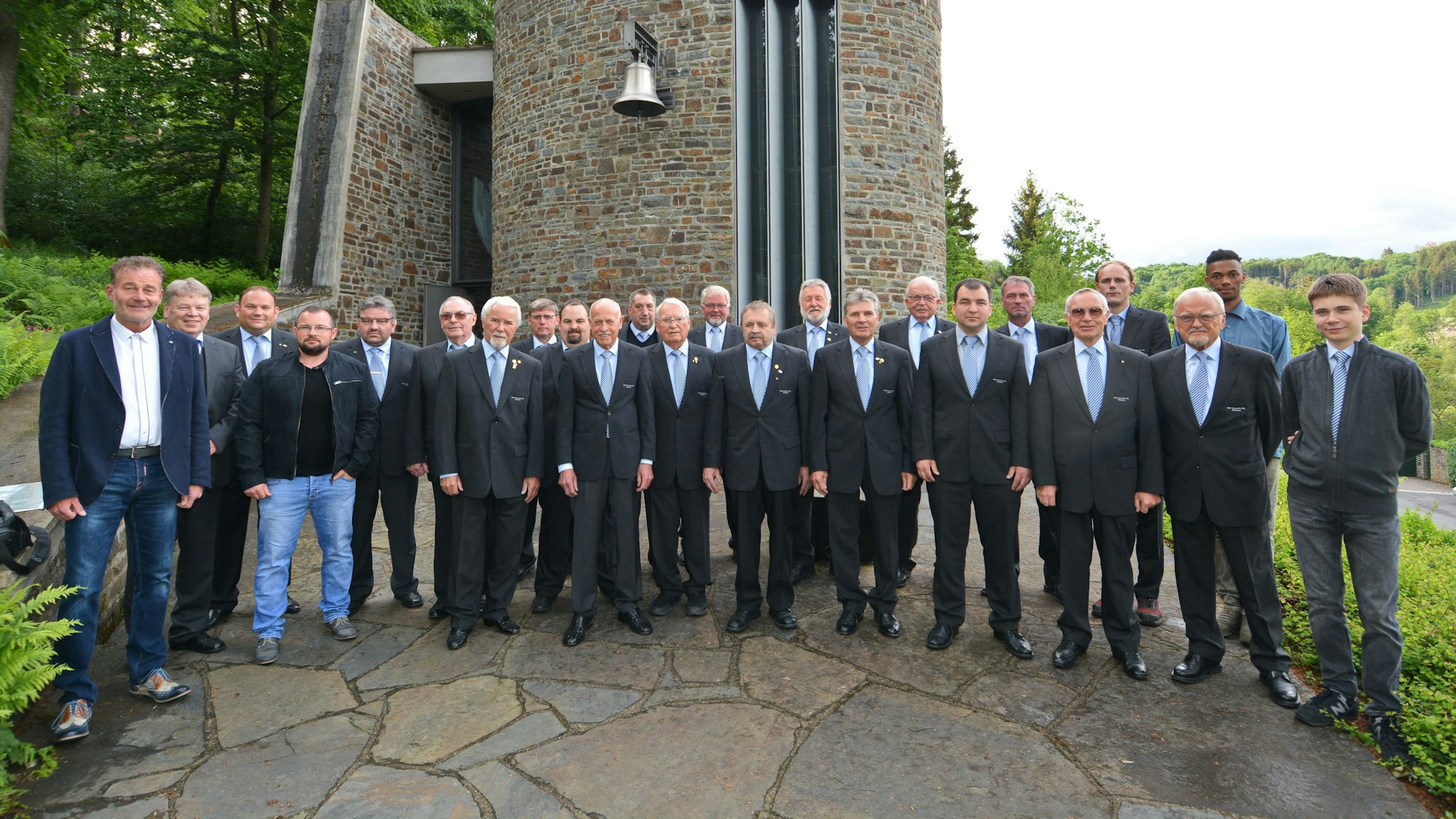 Ein Gruppenbild mit 24 Männern.