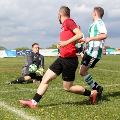 Schöneseiffens Torwart pariert einen Ball, kann ihn aber zunächst nicht fangen.