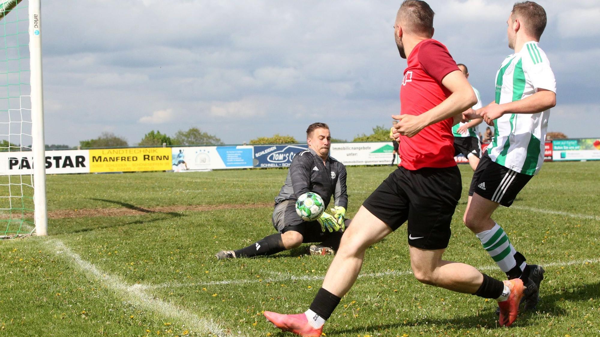 Schöneseiffens Torwart pariert einen Ball, kann ihn aber zunächst nicht fangen.