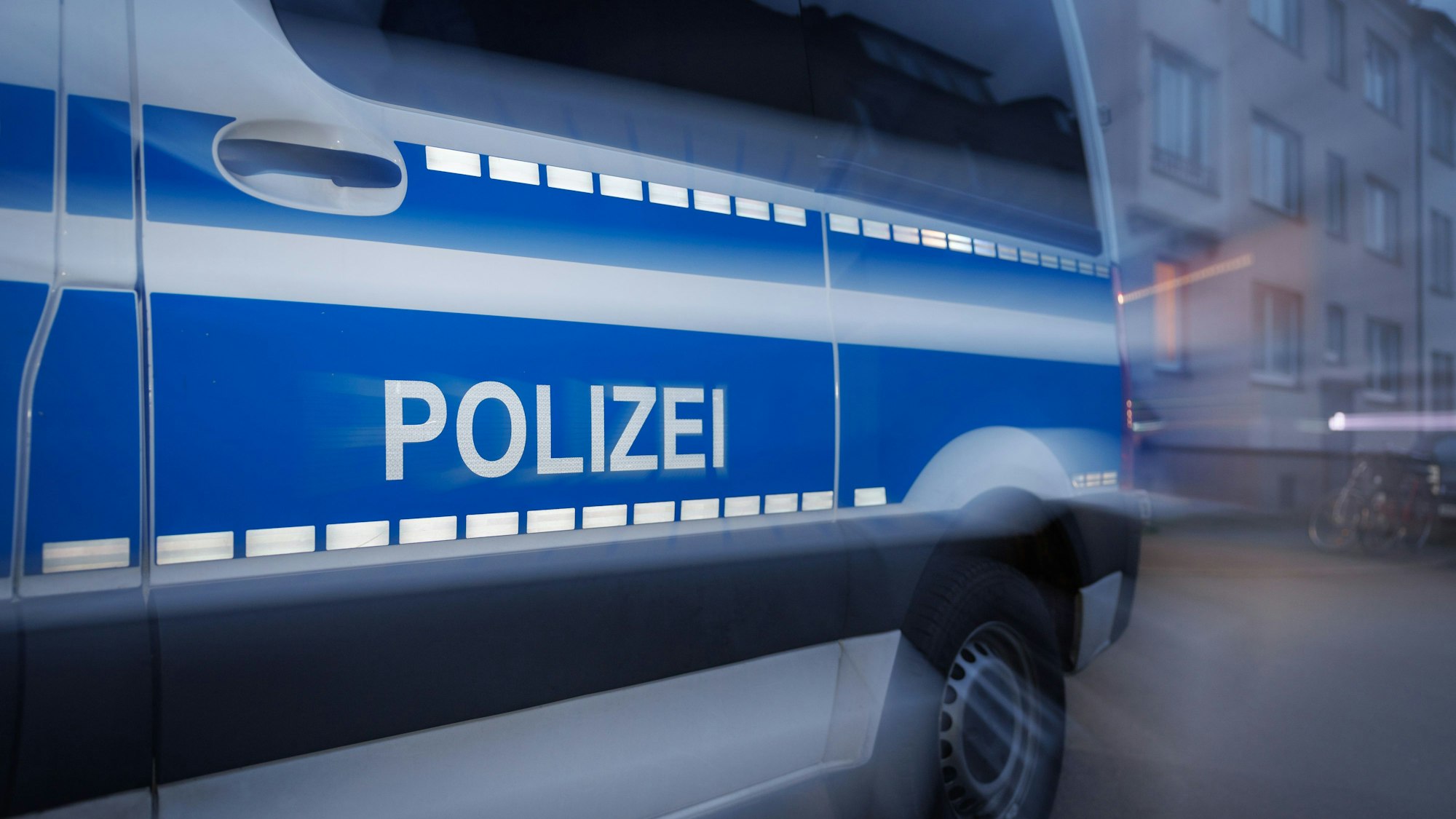 Ein Fahrzeug der Polizei steht auf einer Straße.