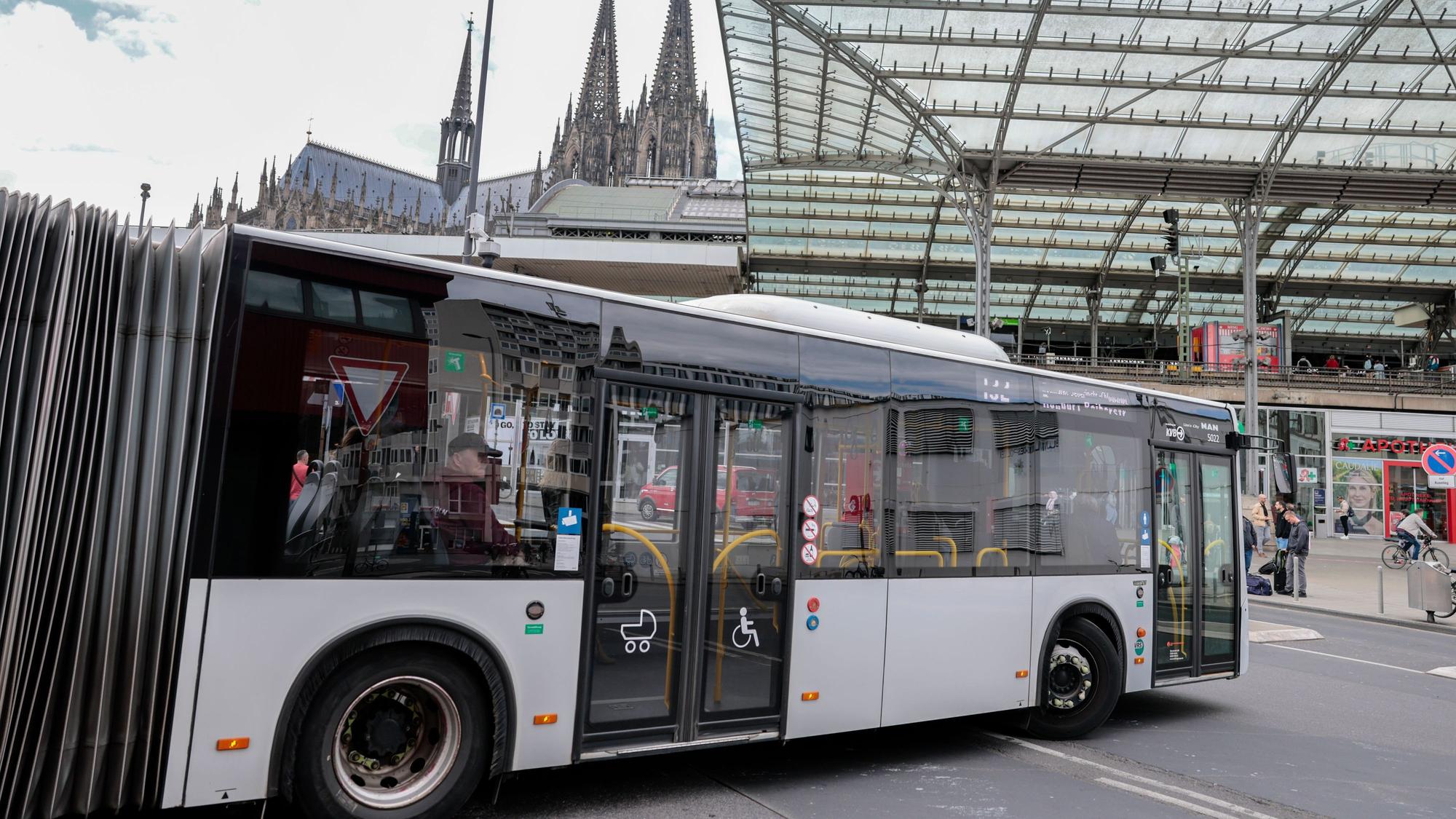 Die Bahn setzt, wie hier in Köln, wegen der vielen Zugausfälle bis zum 19. Mai eine große Zahl an Ersatzbussen für die Fahrgäste ein.