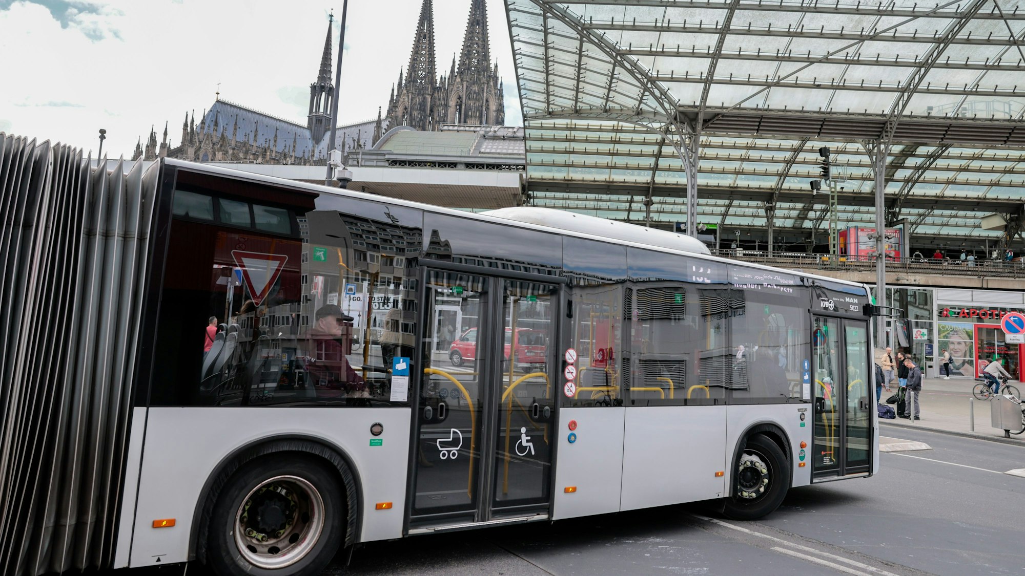 Die Bahn setzt, wie hier in Köln, wegen der vielen Zugausfälle bis zum 19. Mai eine große Zahl an Ersatzbussen für die Fahrgäste ein.