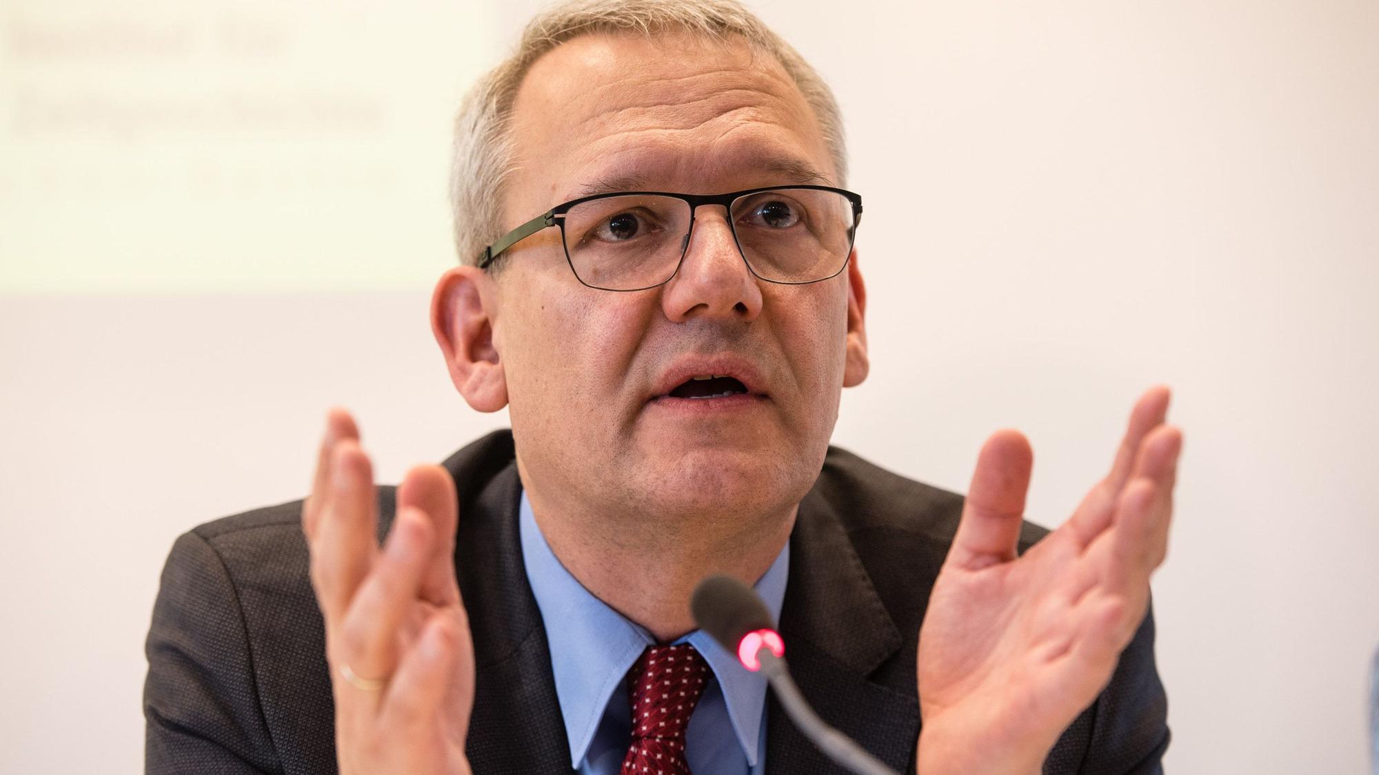 Prof. Andreas Wirsching leitet das Institut für Zeitgeschichte in München und ist Inhaber des Lehrstuhls für Neueste Geschichte an der Ludwig-Maximilians-Universität München.