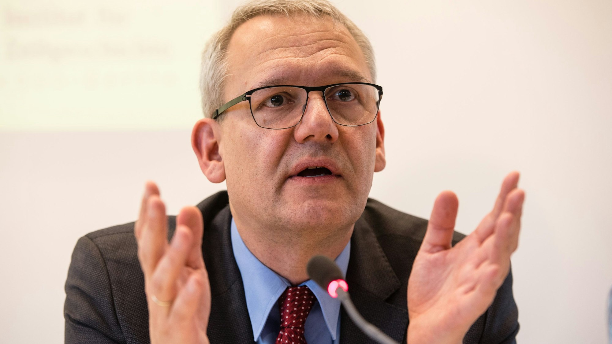 Prof. Andreas Wirsching leitet das Institut für Zeitgeschichte in München und ist Inhaber des Lehrstuhls für Neueste Geschichte an der Ludwig-Maximilians-Universität München.