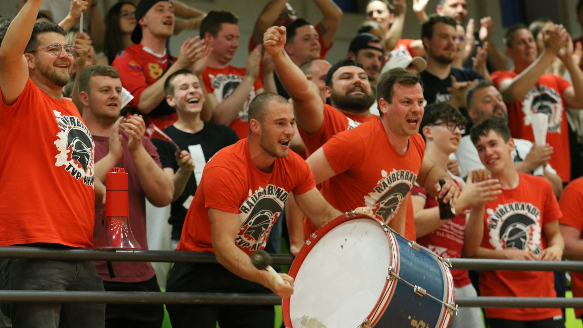 Die Räuerbande macht auf der Tribüne ordentlich Stimmung, unter anderem mit einer dicken Trommel.