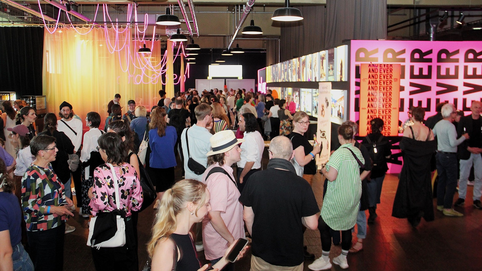 Zur Eröffnung des Sommerblut-Festival strömten hunderte Besucher ins Depot 1 des Schauspiel Köln.