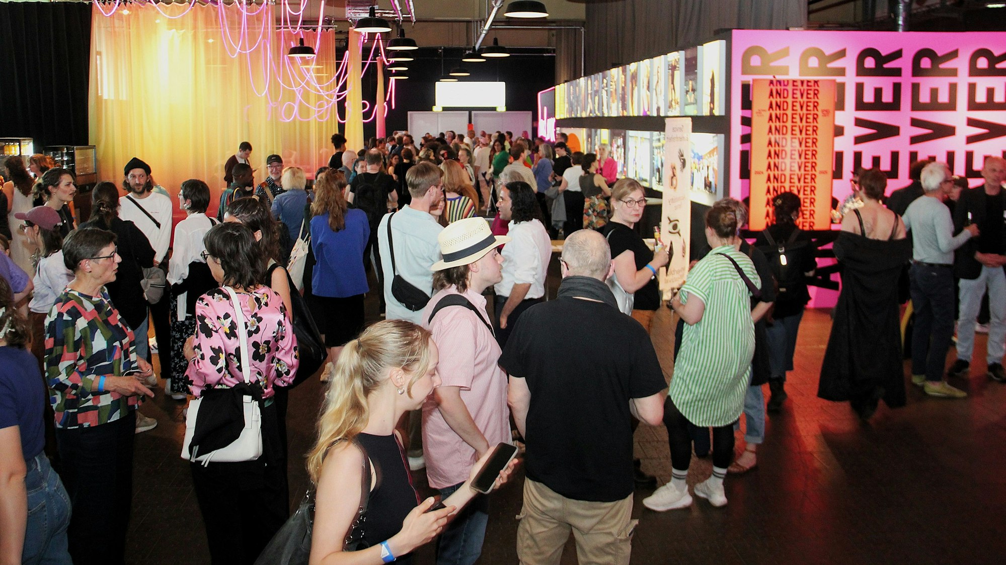 Zur Eröffnung des Sommerblut-Festival strömten hunderte Besucher ins Depot 1 des Schauspiel Köln.