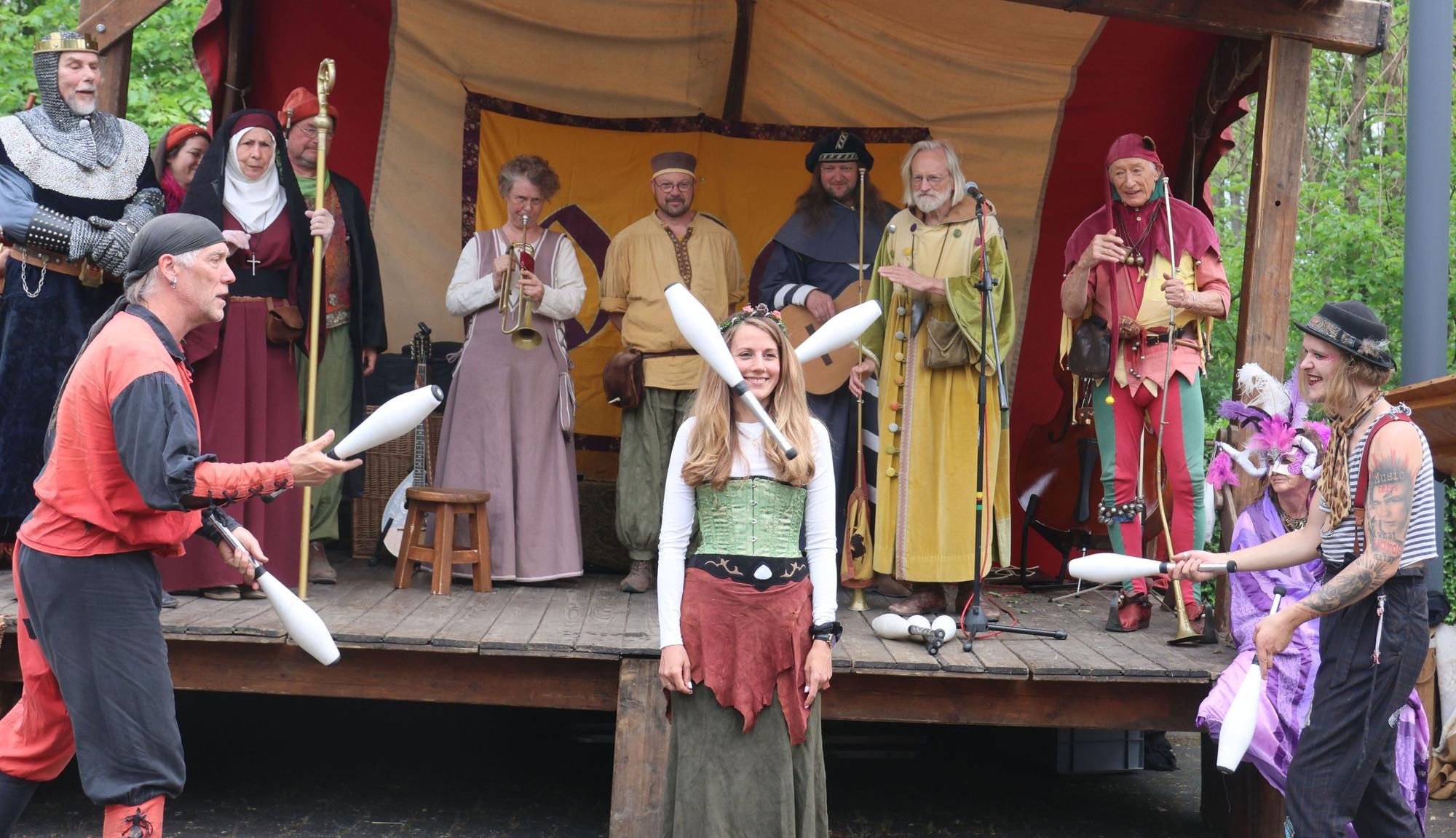 Lupus (links und Fin de Filou (rechts) jonglieren um Natascha Thierfelder.