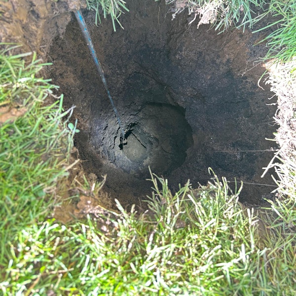 Zu sehen ist ein Erdloch.