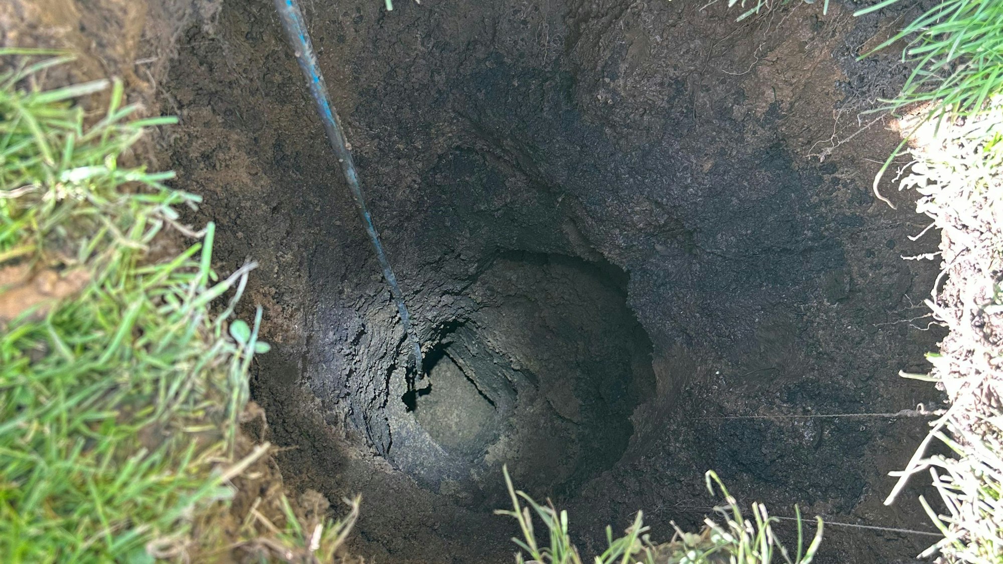 Zu sehen ist ein tiefes Erdloch.