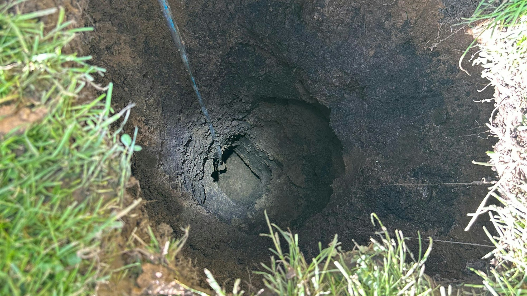 Zu sehen ist ein Erdloch.