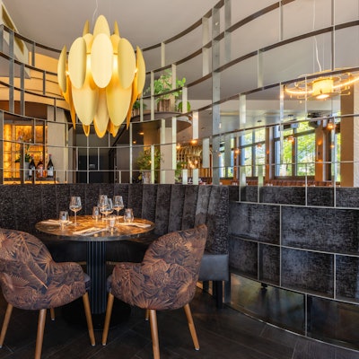 Nicht nur, was auf den Teller kommt, ist im The Dutch ein Hingucker. Die Inneneinrichtung glänzt mit goldenen Details und dunklem Marmor.