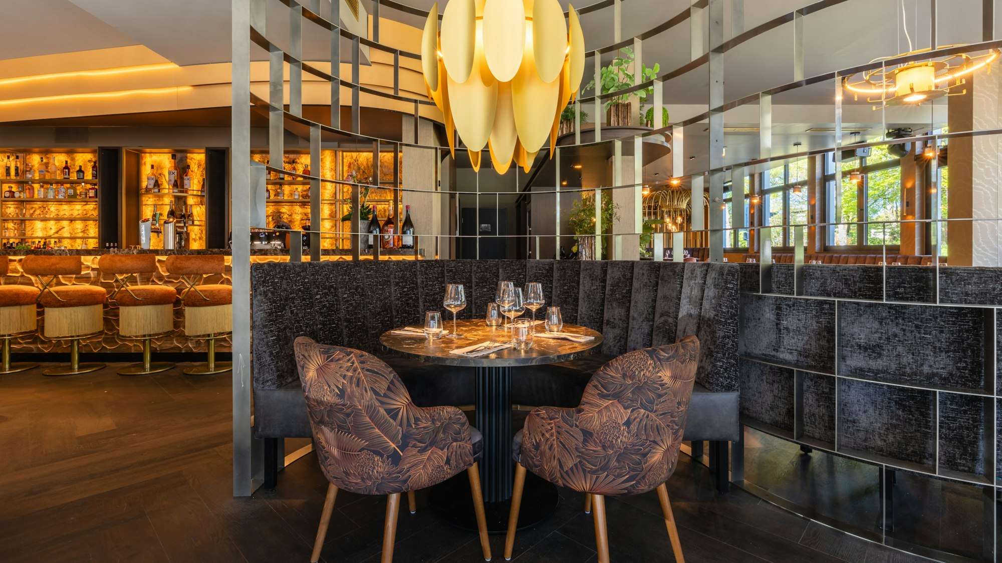 Nicht nur, was auf den Teller kommt, ist im The Dutch ein Hingucker. Die Inneneinrichtung glänzt mit goldenen Details und dunklem Marmor.