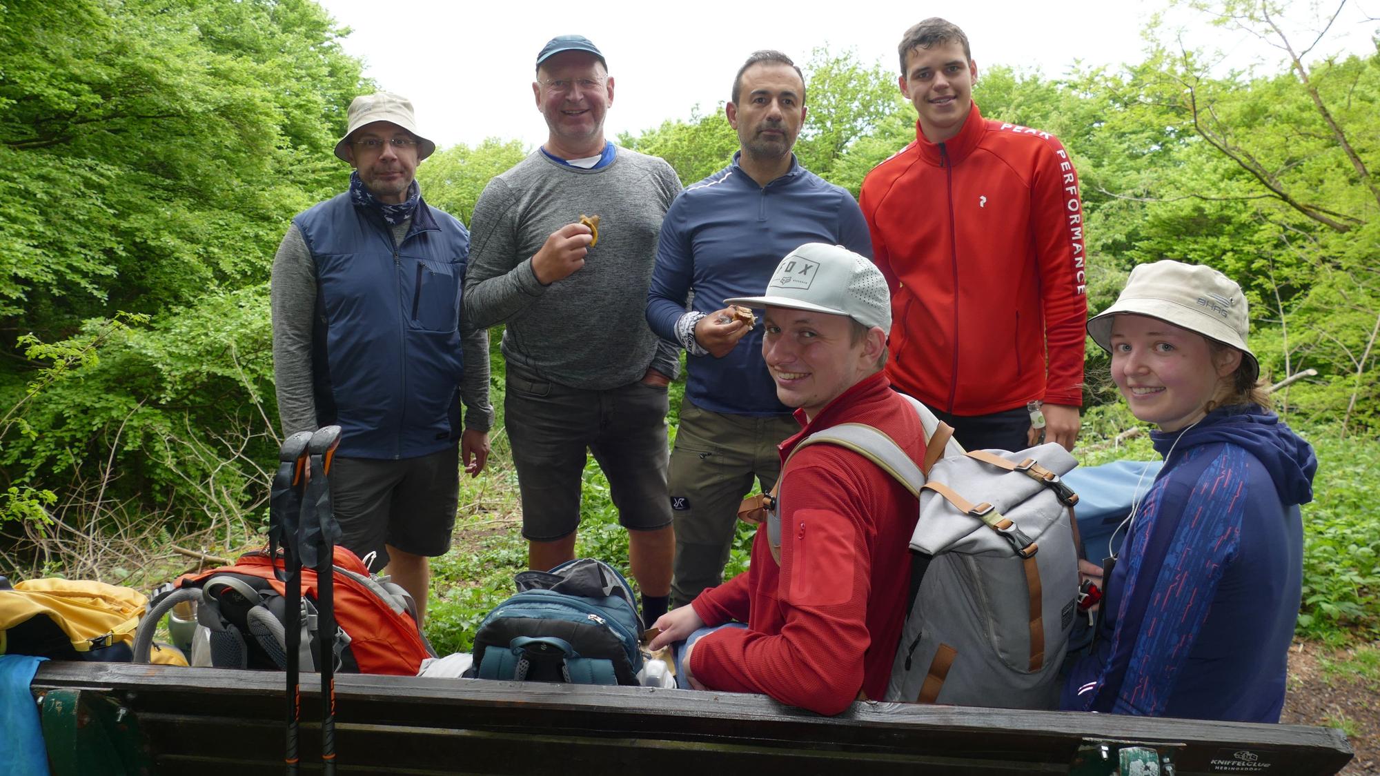 Sechs Personen in Funktionskleidung machen Pause auf dem Ölberg