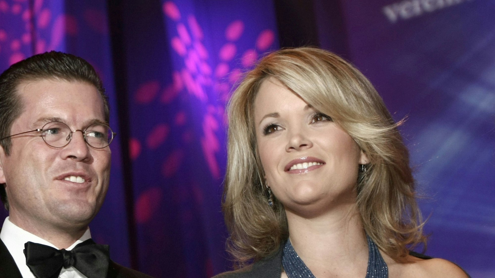 ARCHIV - Bundesverteidigungsminister Karl-Theodor zu Guttenberg (CSU) und seine Frau Stephanie kommen zum Sportpresseball in Frankfurt am Main (Archvifoto vom 06.11.2010)