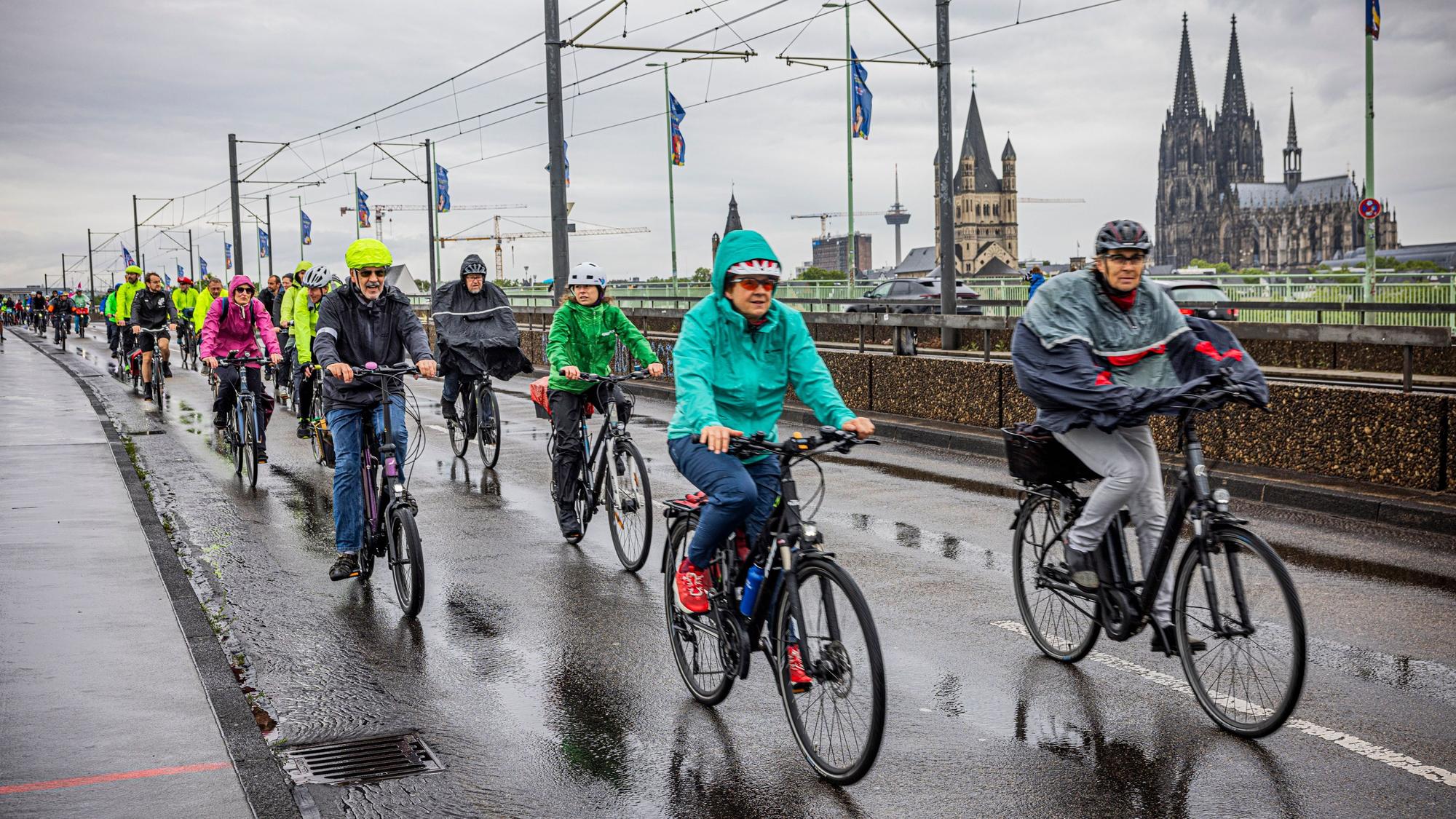 Fahrradfahrer auf der Deutzer Brücke in Köln.