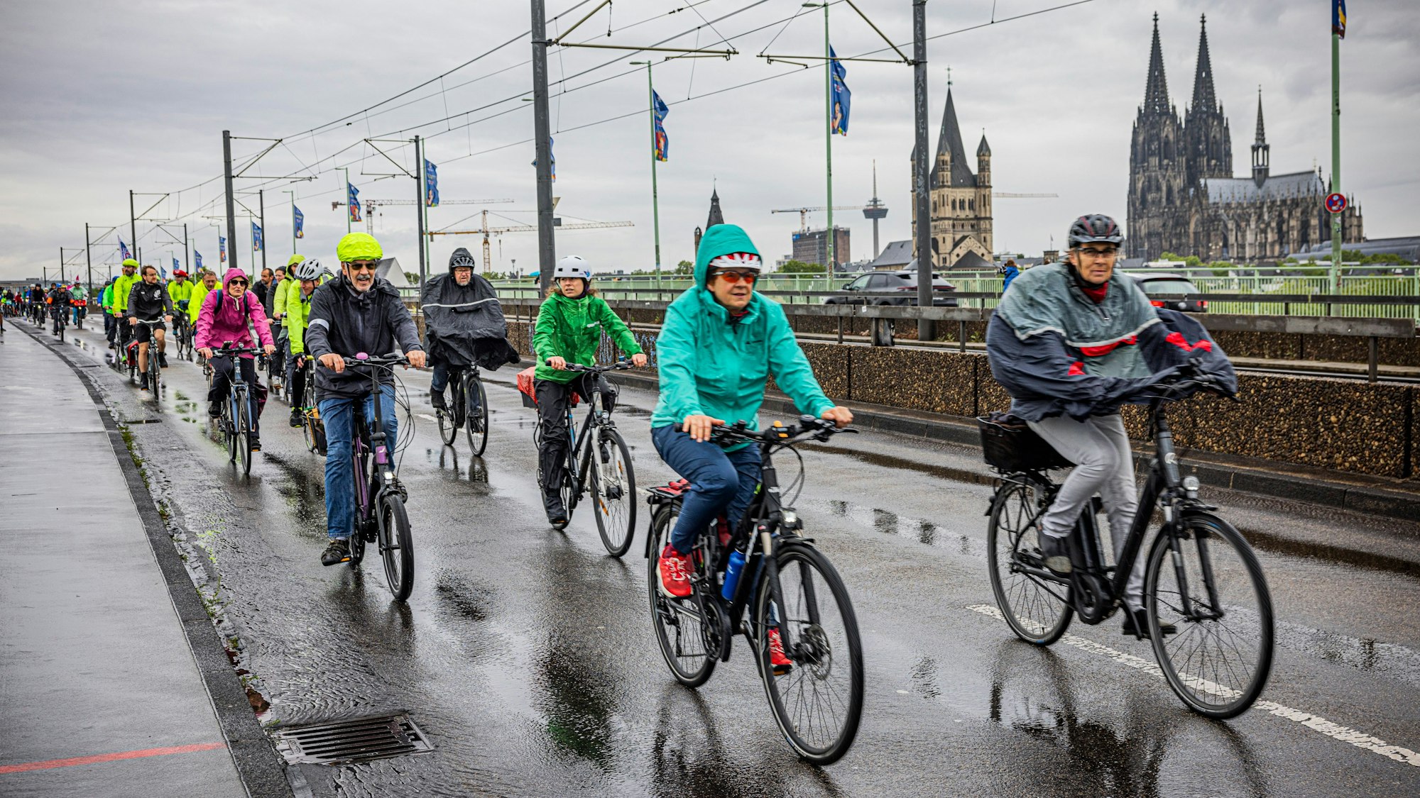 Fahrradfahrer auf der Deutzer Brücke in Köln.
