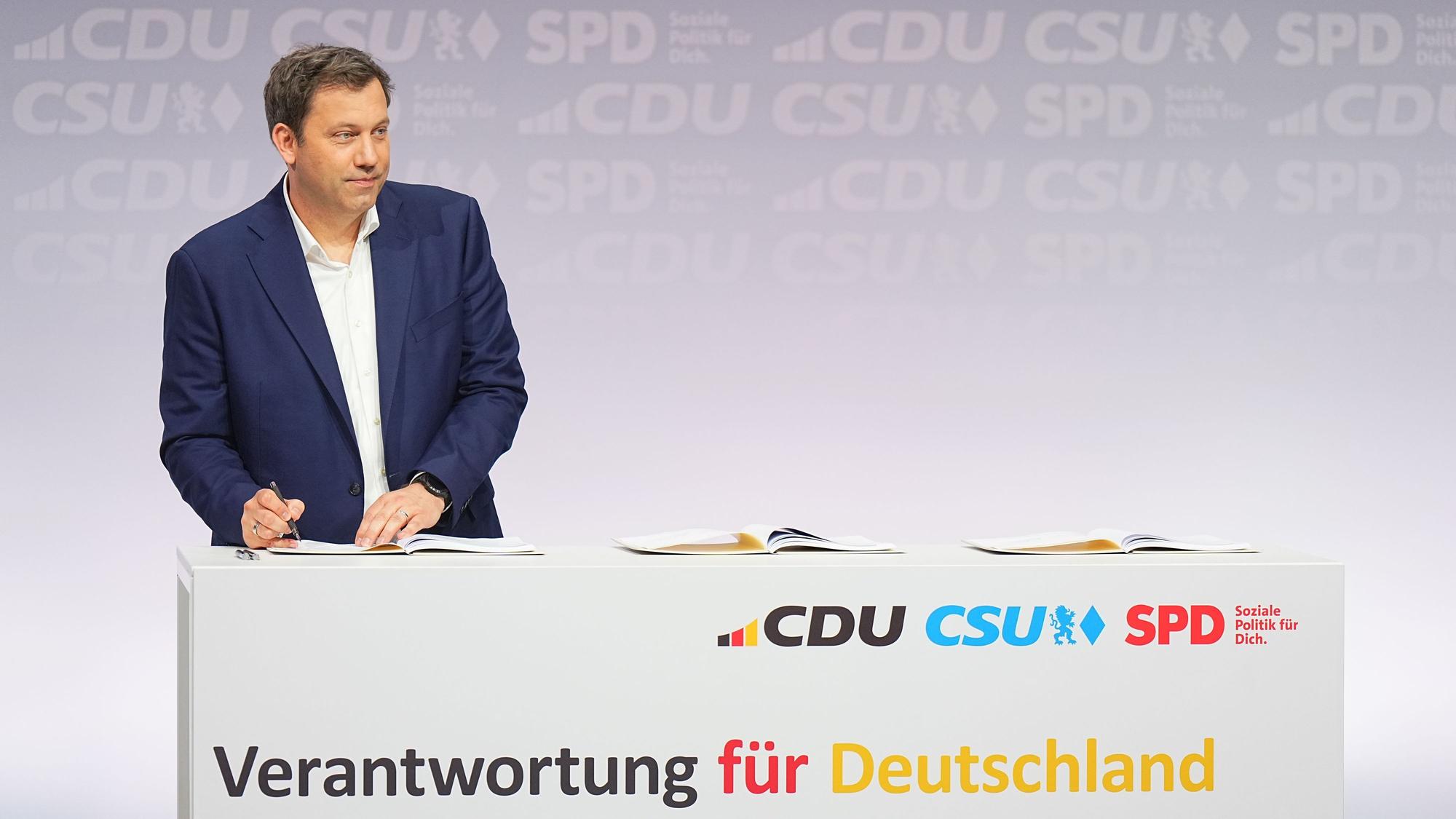 Berlin: Der SPD-Vorsitzende und designierte Vizekanzler Lars Klingbeil unterzeichnet den Koalitionsvertrag zwischen CDU, CSU und SPD zur Bildung einer neuen Bundesregierung.