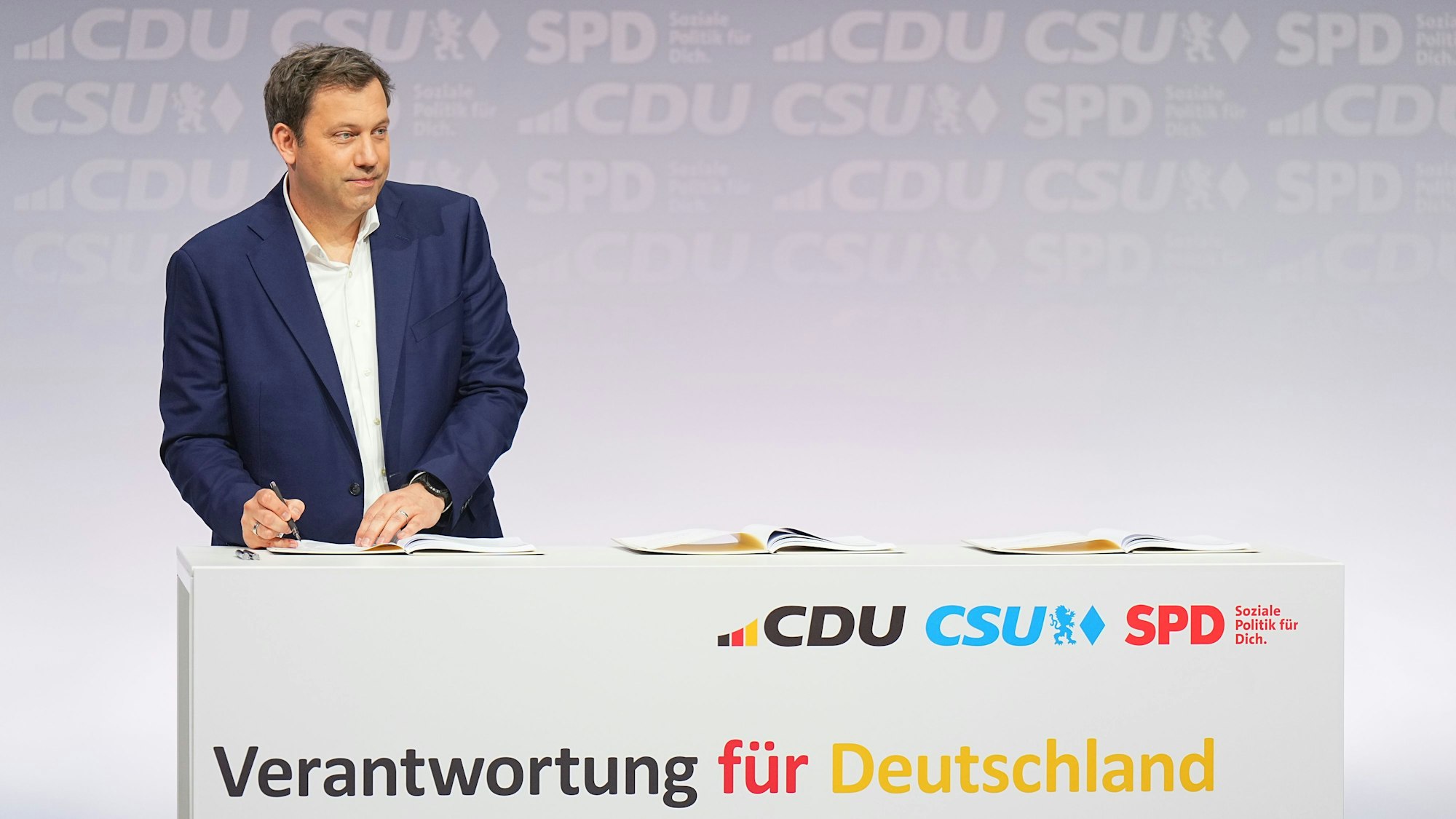 Berlin: Der SPD-Vorsitzende und designierte Vizekanzler Lars Klingbeil unterzeichnet den Koalitionsvertrag zwischen CDU, CSU und SPD zur Bildung einer neuen Bundesregierung.