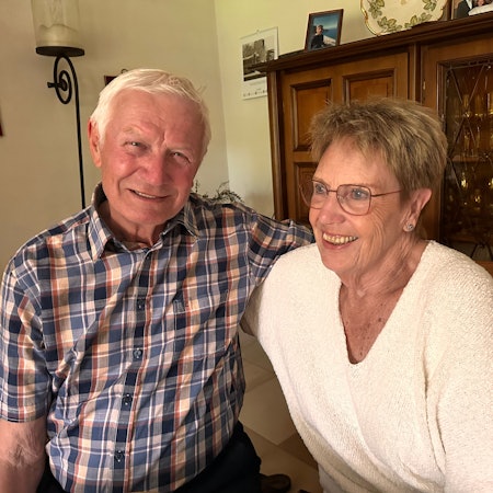 Ein Mann und eine Frau sitzen nebeneinander.