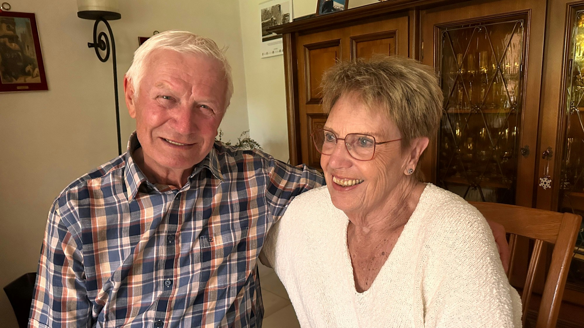 Ein Mann und eine Frau sitzen nebeneinander.