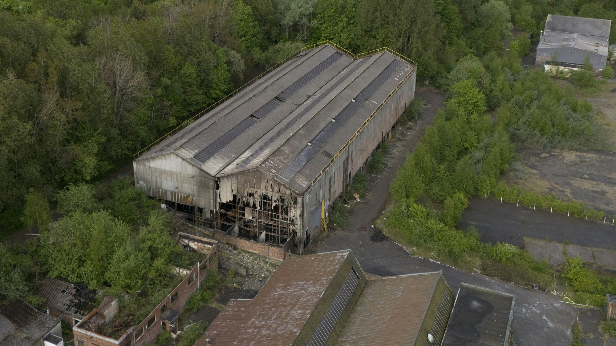 Blick auf eine Halle im Fairfield Industrial Park im Stadtteil Bill Quay in Gateshead, wo die Leiche eines 14-jährigen Jungen nach einem Brand gefunden wurde.