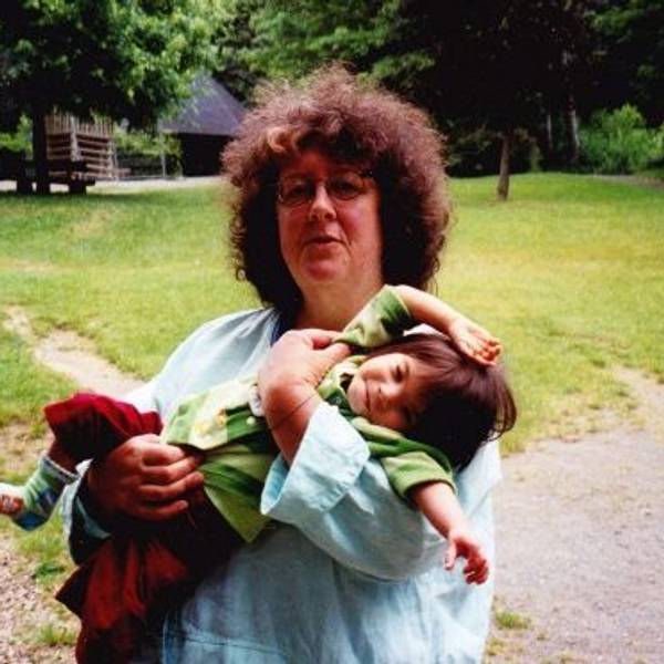 Aufnahme von Juli 2006: Marianne Schwan hält ihre knapp zwei Jahre alte Pflegetochter Edna auf dem Arm.