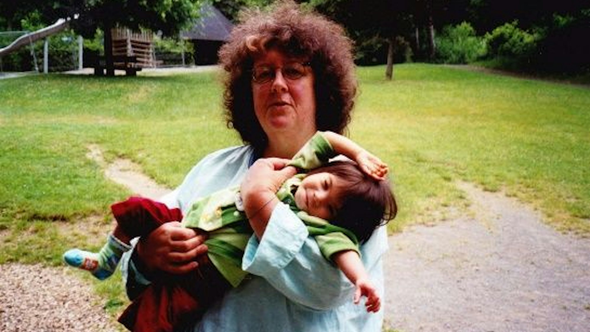 Aufnahme von Juli 2006: Marianne Schwan hält ihre knapp zwei Jahre alte Pflegetochter Edna auf dem Arm.