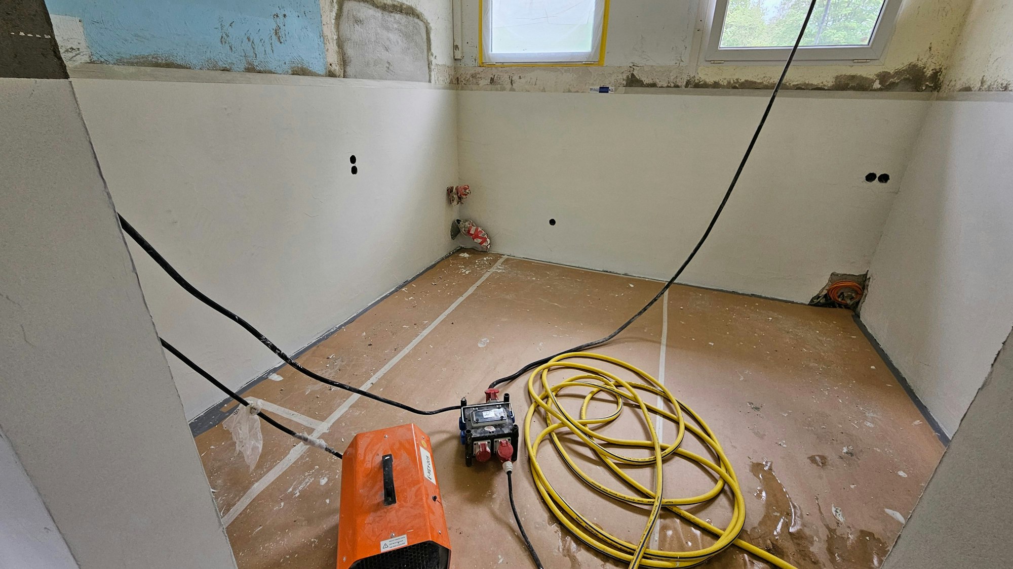 Zum Teil noch unverputzte Wände und ein Boden ohne Belag sind zu sehen.