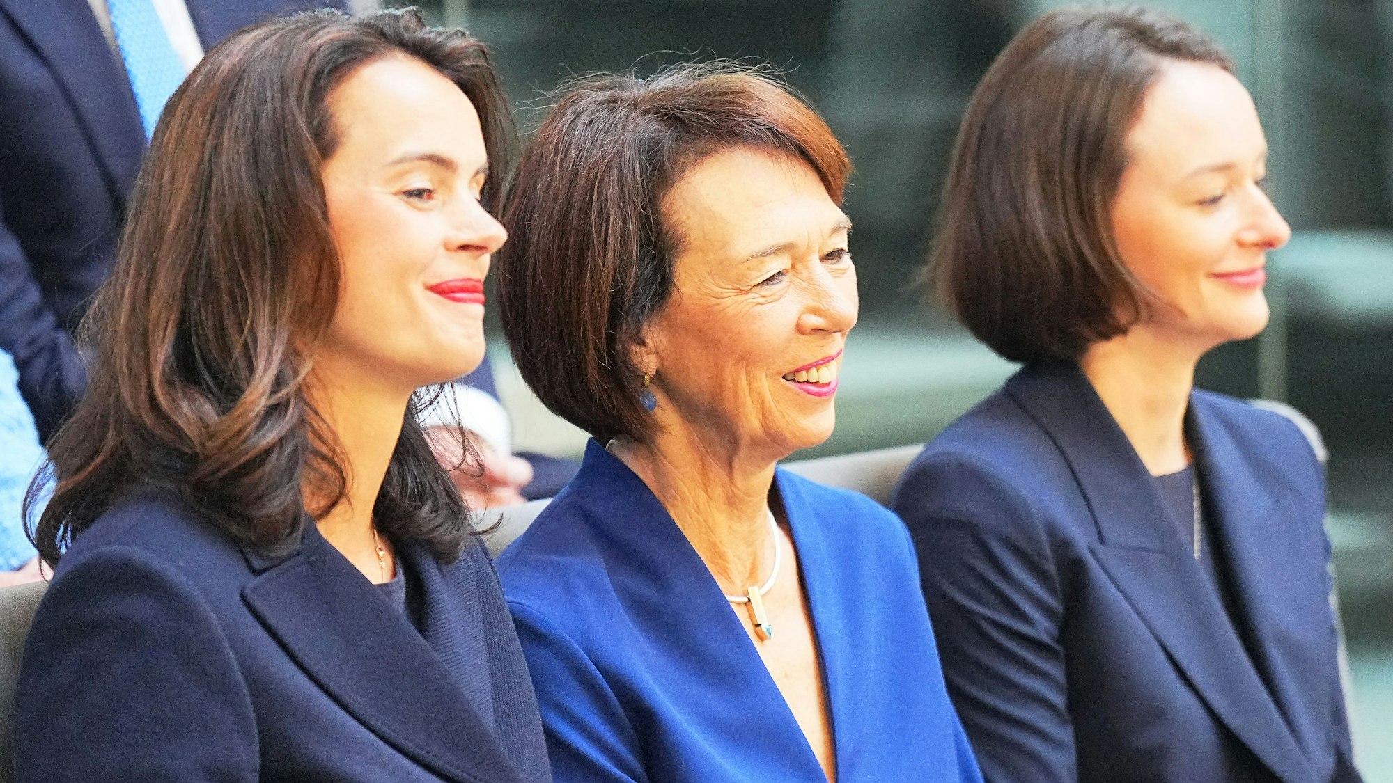 Charlotte Merz (M), Ehefrau des designierten Bundeskanzlers Merz, und ihre Töchter Carola Clüsener (l) und Constanze Merz sitzen vor der Kanzlerwahl im Bundestag auf der Tribüne.
