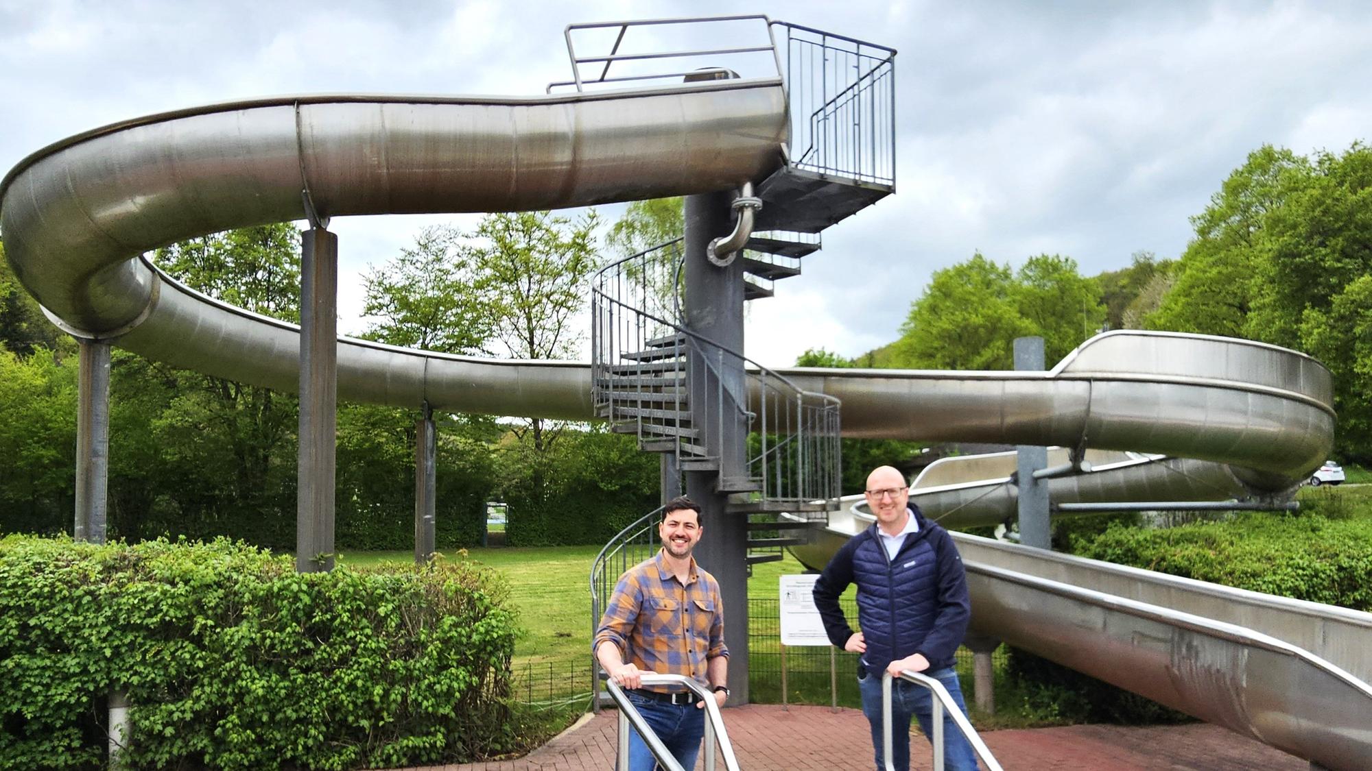 Thomas Scholzen (l.) und Bürgermeister Ingo Pfennings stehen vor der großen Rutsche im Freibad in Schleiden.