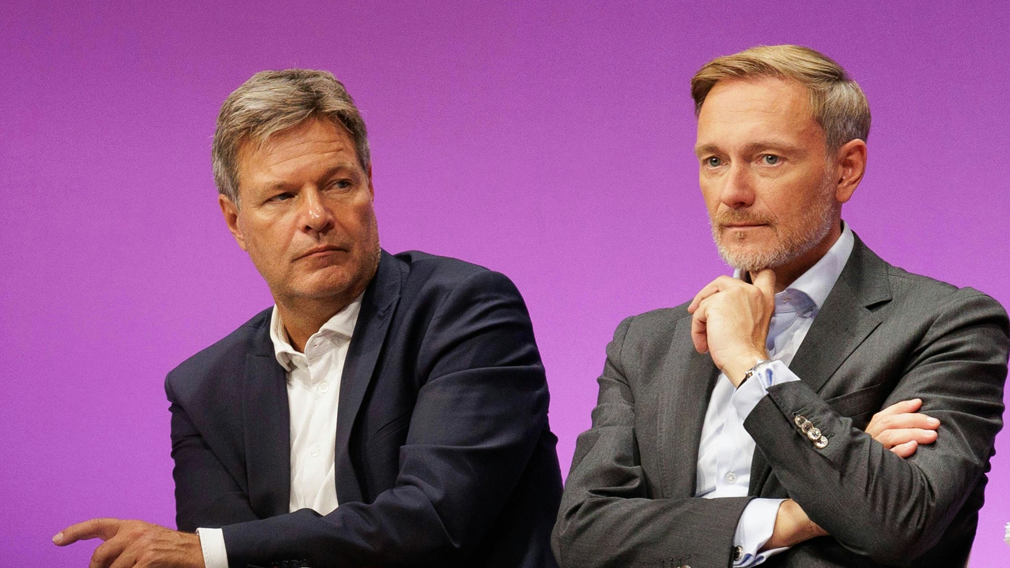 Robert Habeck (Bündnis 90/Die Grünen, l), ehemaliger Bundesminister für Wirtschaft und Klimaschutz, und Christian Lindner (FDP), ehemaliger Bundesminister der Finanzen steht ein Übergangsgeld zu.