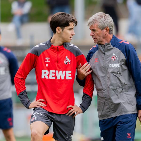 Friedhelm Funkel (r), neuer Trainer des 1.FC Köln, spricht bei seinem ersten Training mit Denis Huseinbasic.