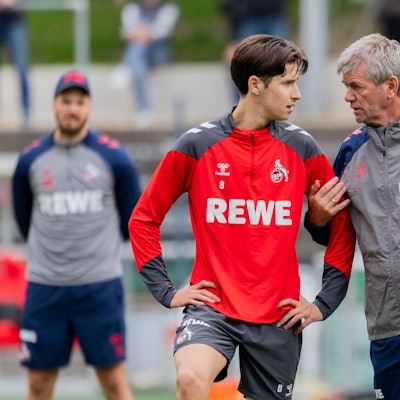 Friedhelm Funkel (r), neuer Trainer des 1.FC Köln, spricht bei seinem ersten Training mit Denis Huseinbasic.
