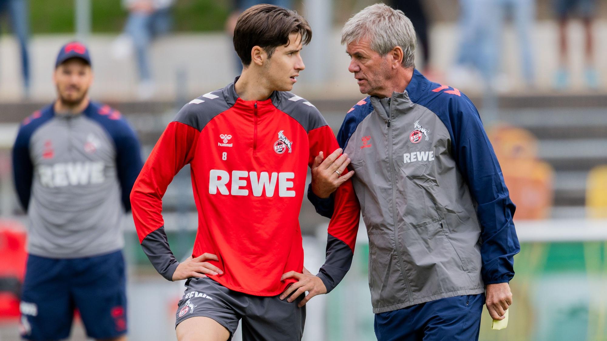 Friedhelm Funkel (r), neuer Trainer des 1.FC Köln, spricht bei seinem ersten Training mit Denis Huseinbasic.