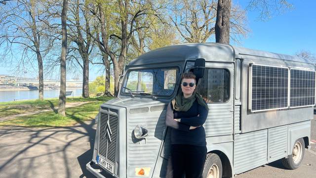 Die Gitarrenbauerin Lilli Matthess leistet mit ihrem Oldtimer Soforthilfe für Instrumente auf Tourstopps oder Festivals.
