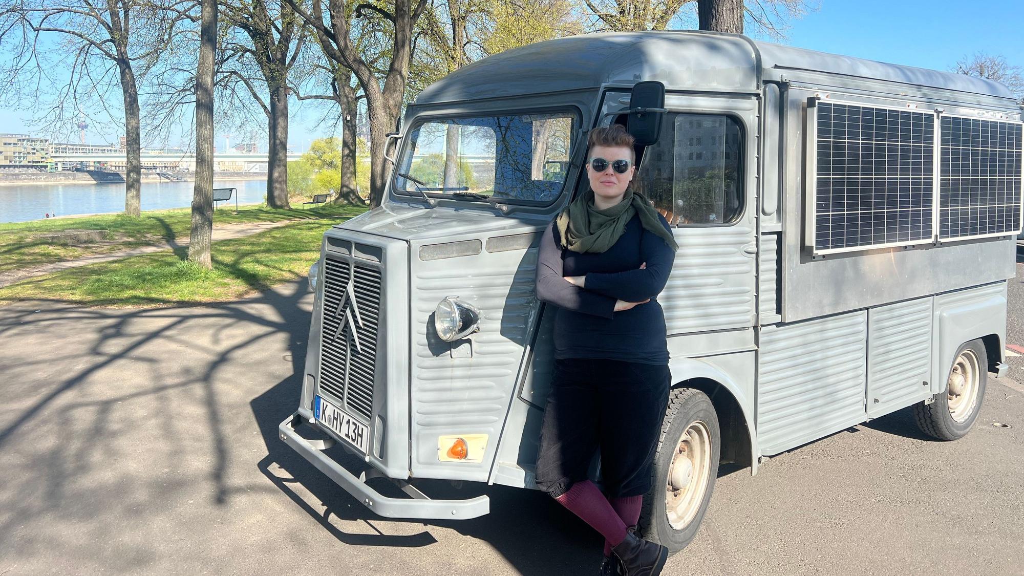 Die Gitarrenbauerin Lilli Matthess leistet mit ihrem Oldtimer Soforthilfe für Instrumente auf Tourstopps oder Festivals.
