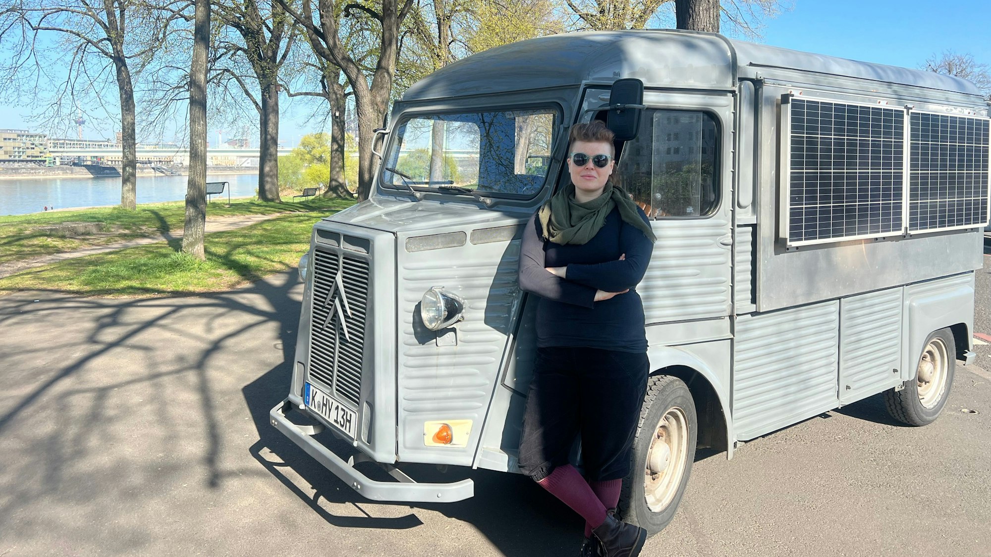 Die Gitarrenbauerin Lilli Matthess leistet mit ihrem Oldtimer Soforthilfe für Instrumente auf Tourstopps oder Festivals.