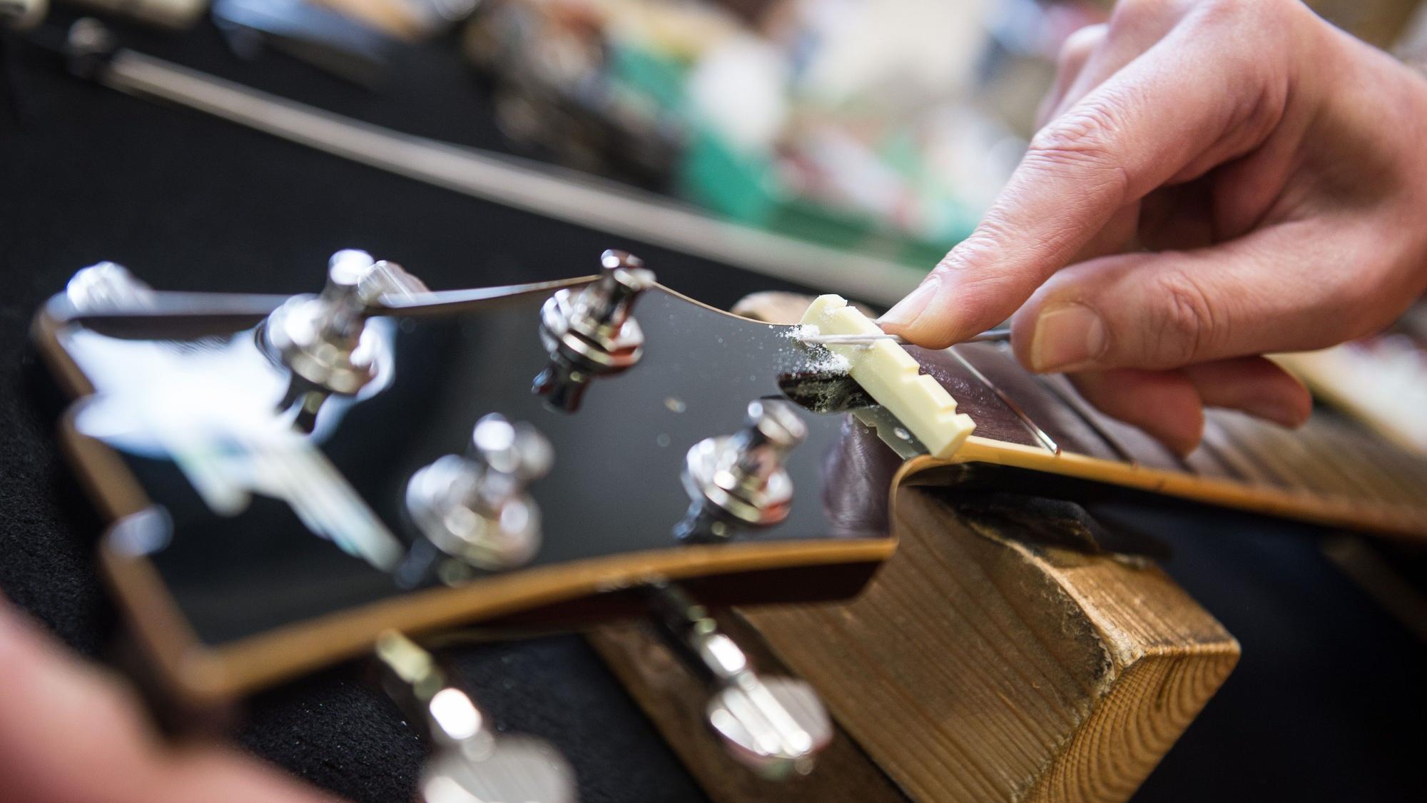 Neben Gitarren repariert Lilli Matthess auch andere Saiteninstrumente wie Banjos und Mandolinen. (Symbolbild)