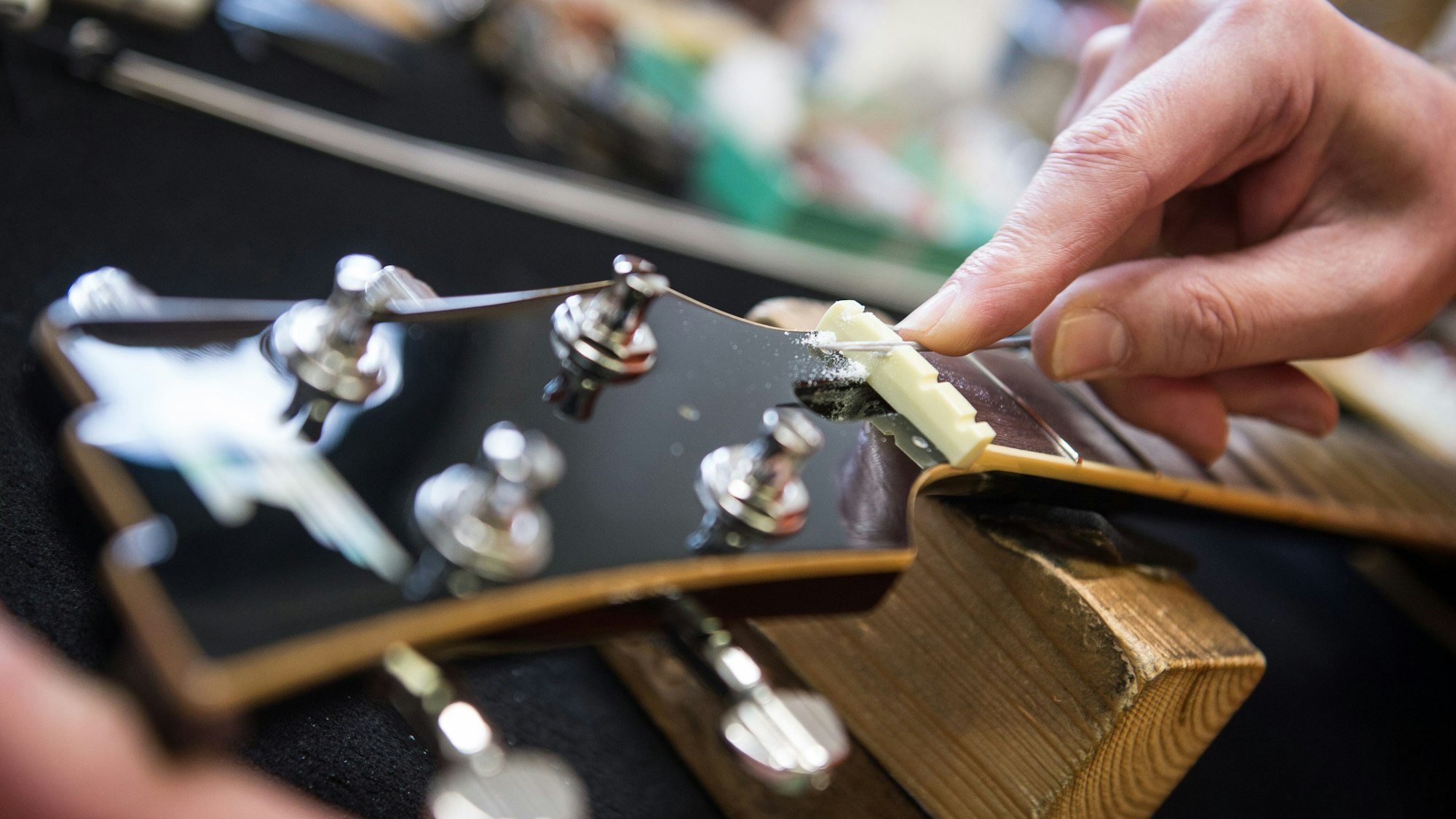 Neben Gitarren repariert Lilli Matthess auch andere Saiteninstrumente wie Banjos und Mandolinen. (Symbolbild)
