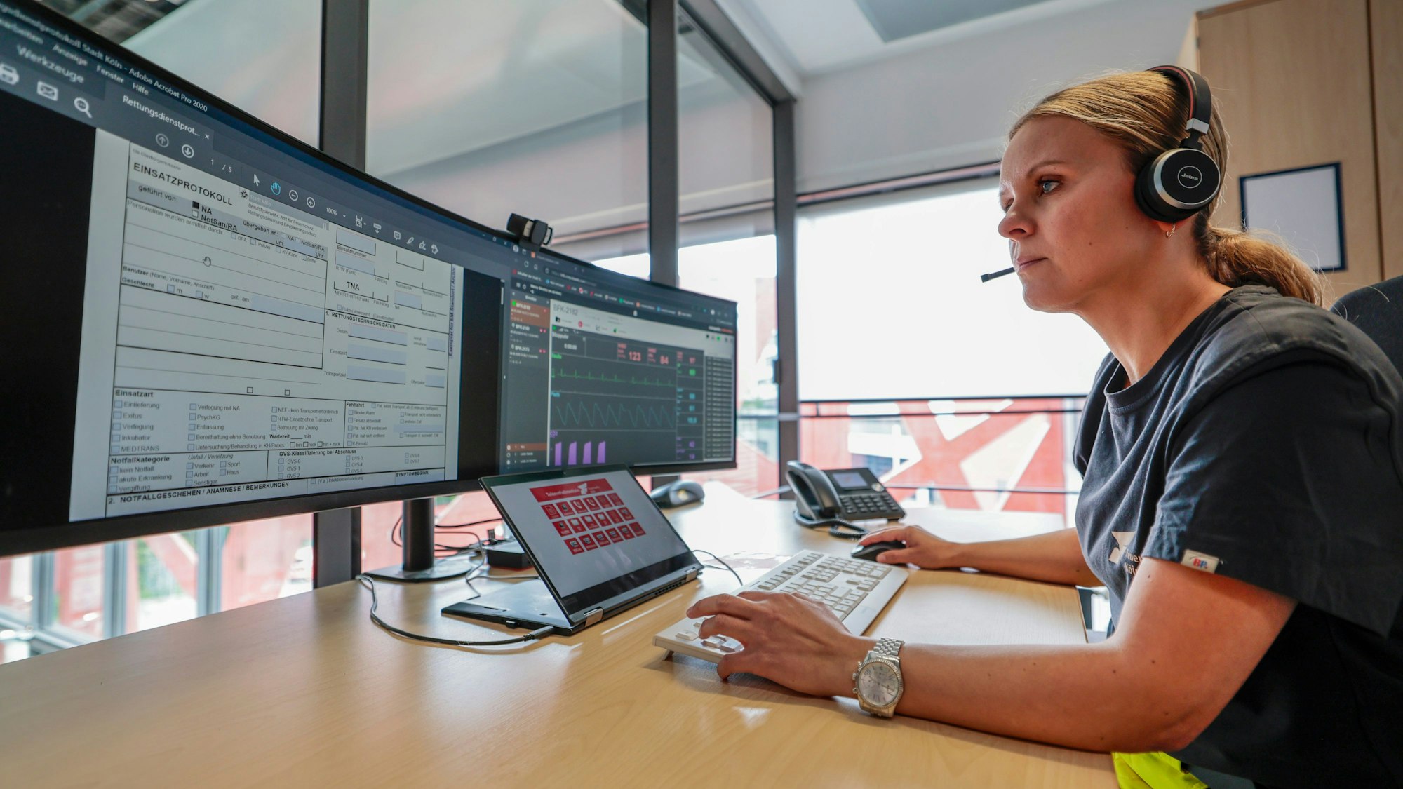 Telenotärztin Dr. Christina Bucher nimmt in der Leitstelle Anrufe von ihren Kolleginnen und Kollegen aus dem Rettungsdienst an, um sie zu beraten.