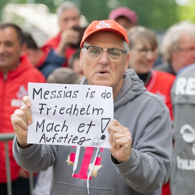 Der Messias is do: Die Hoffnung bei den Fans des 1. FC Köln ist wieder groß.