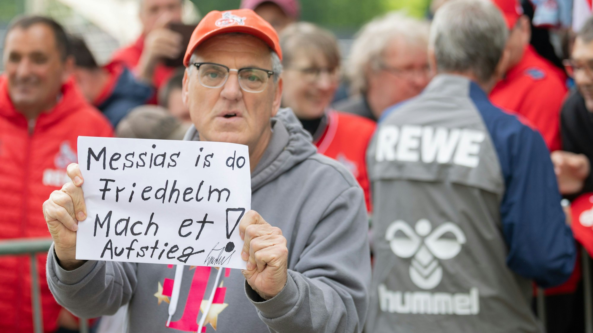 Der Messias is do: Die Hoffnung bei den Fans des 1. FC Köln ist wieder groß.
