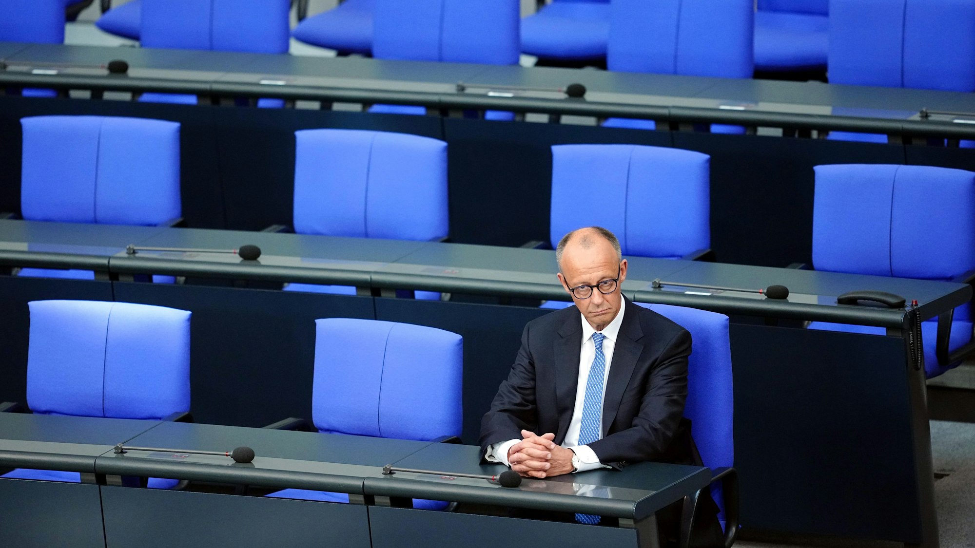 Bundeskanzler Friedrich Merz (CDU) sitzt auf seinem Platz in der Regierungsbank nachdem er seinen Amtseid abgelegt hat. Friedrich Merz ist der zehnte Kanzler der Bundesrepublik Deutschland.