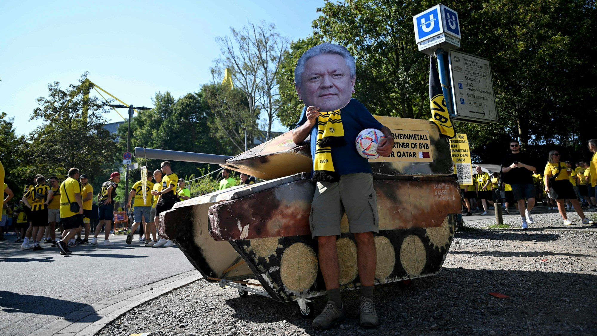 Viele BVB-Fans sind gegen das Rheinmetall-Sponsoring. Hier protestiert ein Fan am Stadion mit einer Maske des Firmenchefs Armin Papperger.