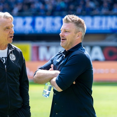 Elversbergs Trainer Horst Steffen (l) und Paderborns Trainer Lukas Kwasniok sprechen miteinander.