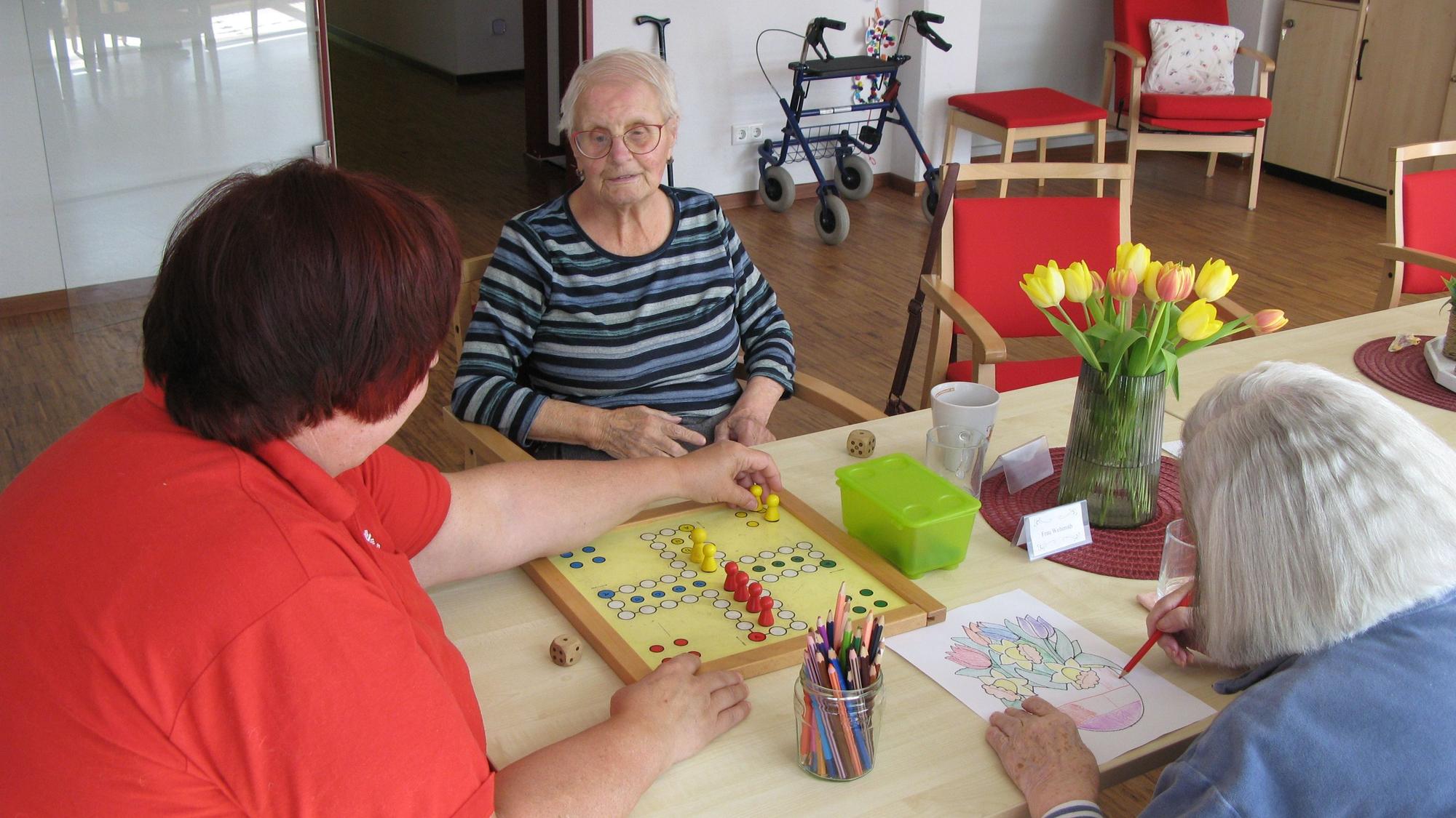 Auch Spiele zählen zum Programm für die Besucherinnen und Besucher der Caritas-Tagespflege in Eitorf.
